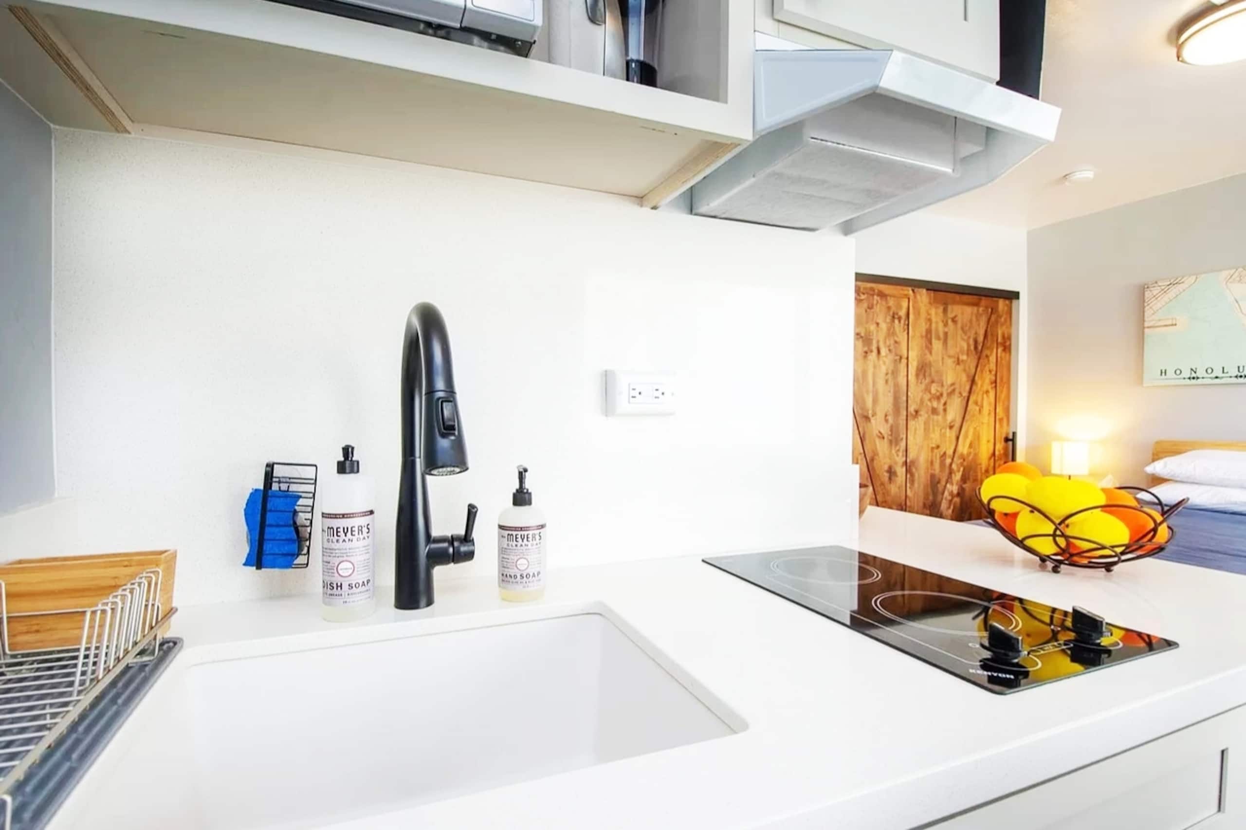 Condo in Honolulu · ★4.98 · 1 bedroom · 1 bed · 1 private bath - Image 4