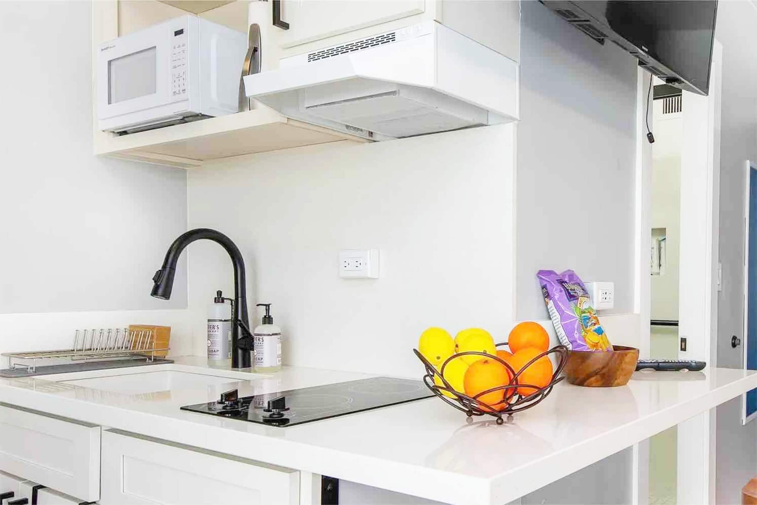 Condo in Honolulu · ★4.98 · 1 bedroom · 1 bed · 1 private bath - Image 13