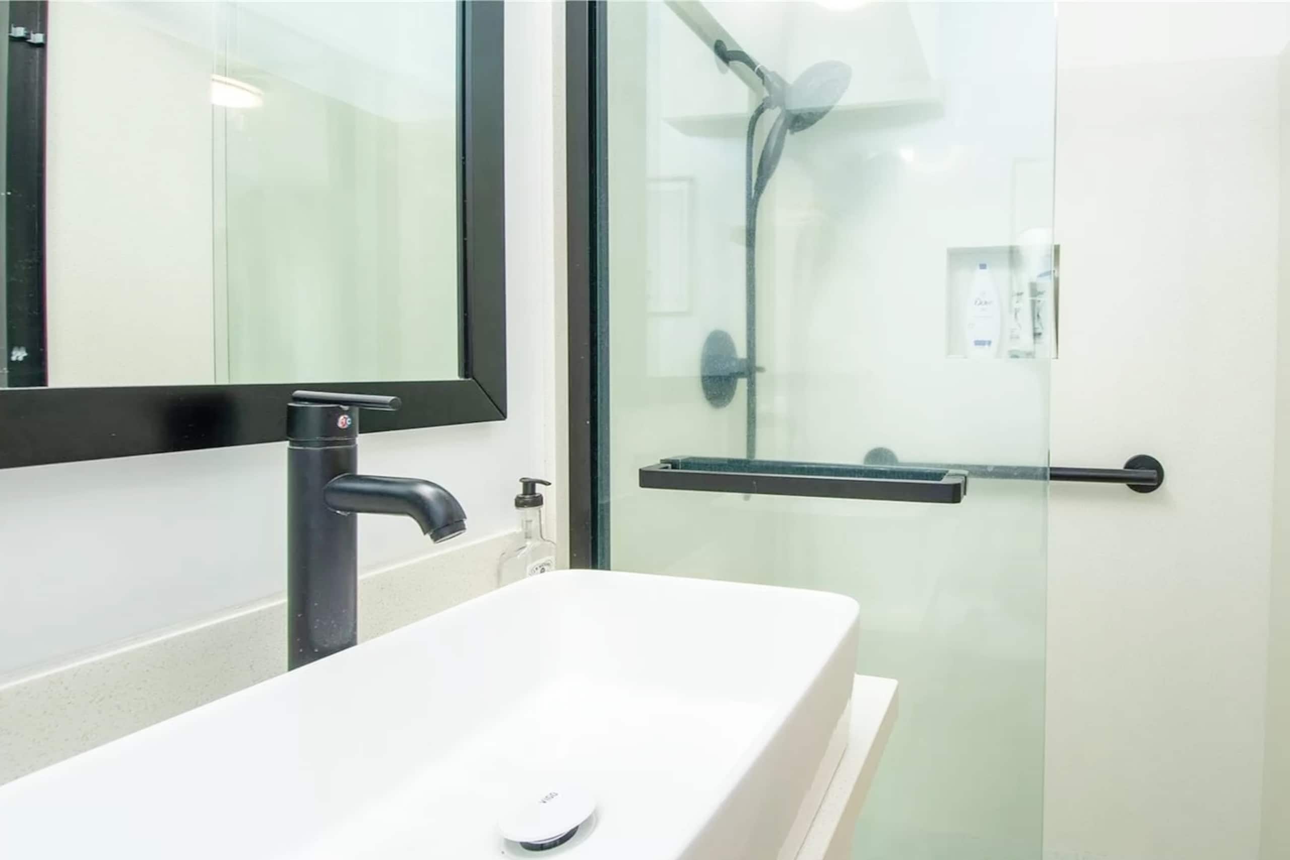 Condo in Honolulu · ★4.98 · 1 bedroom · 1 bed · 1 private bath - Image 10