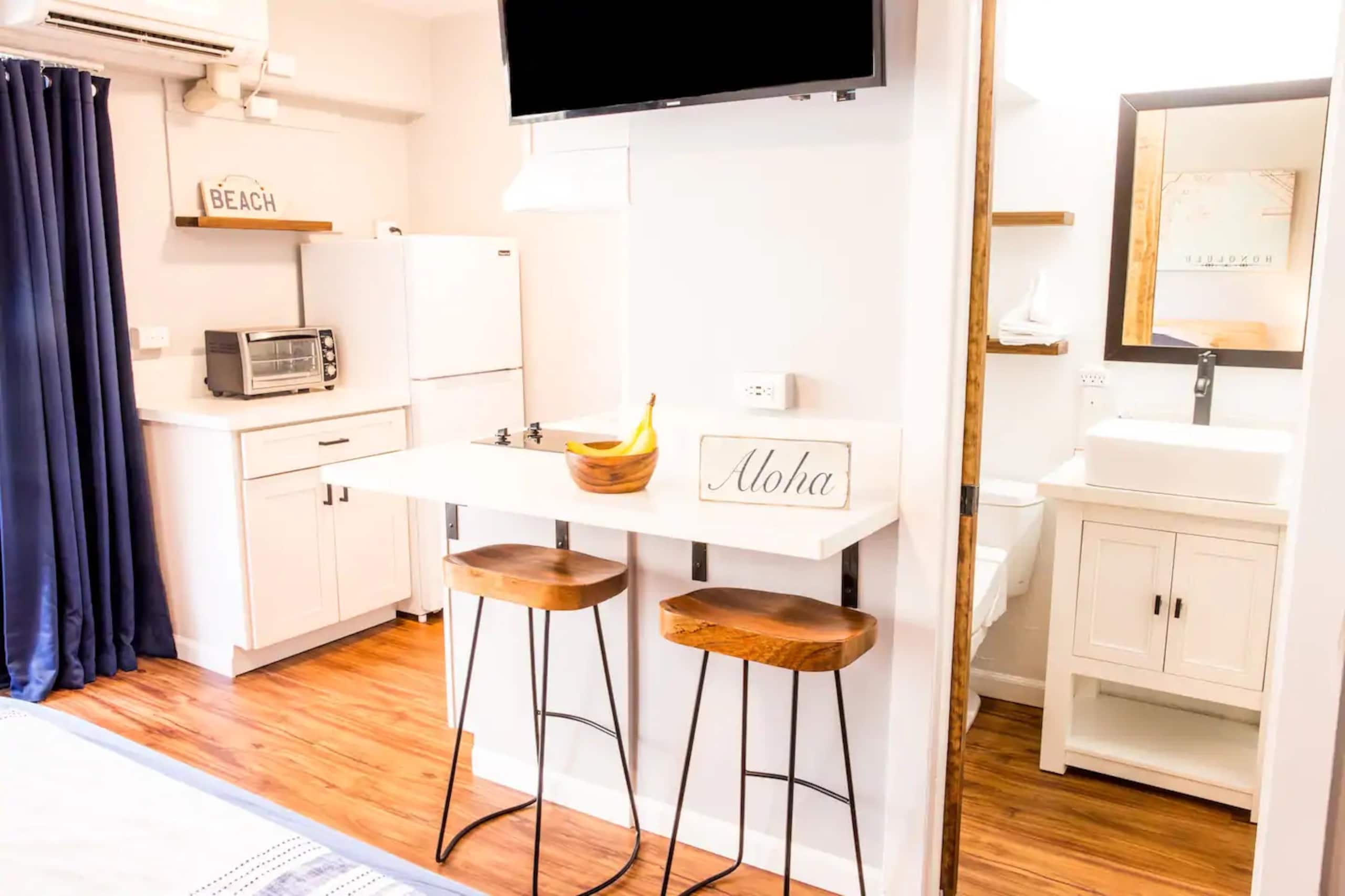 Condo in Honolulu · ★4.98 · 1 bedroom · 1 bed · 1 private bath - Image 5