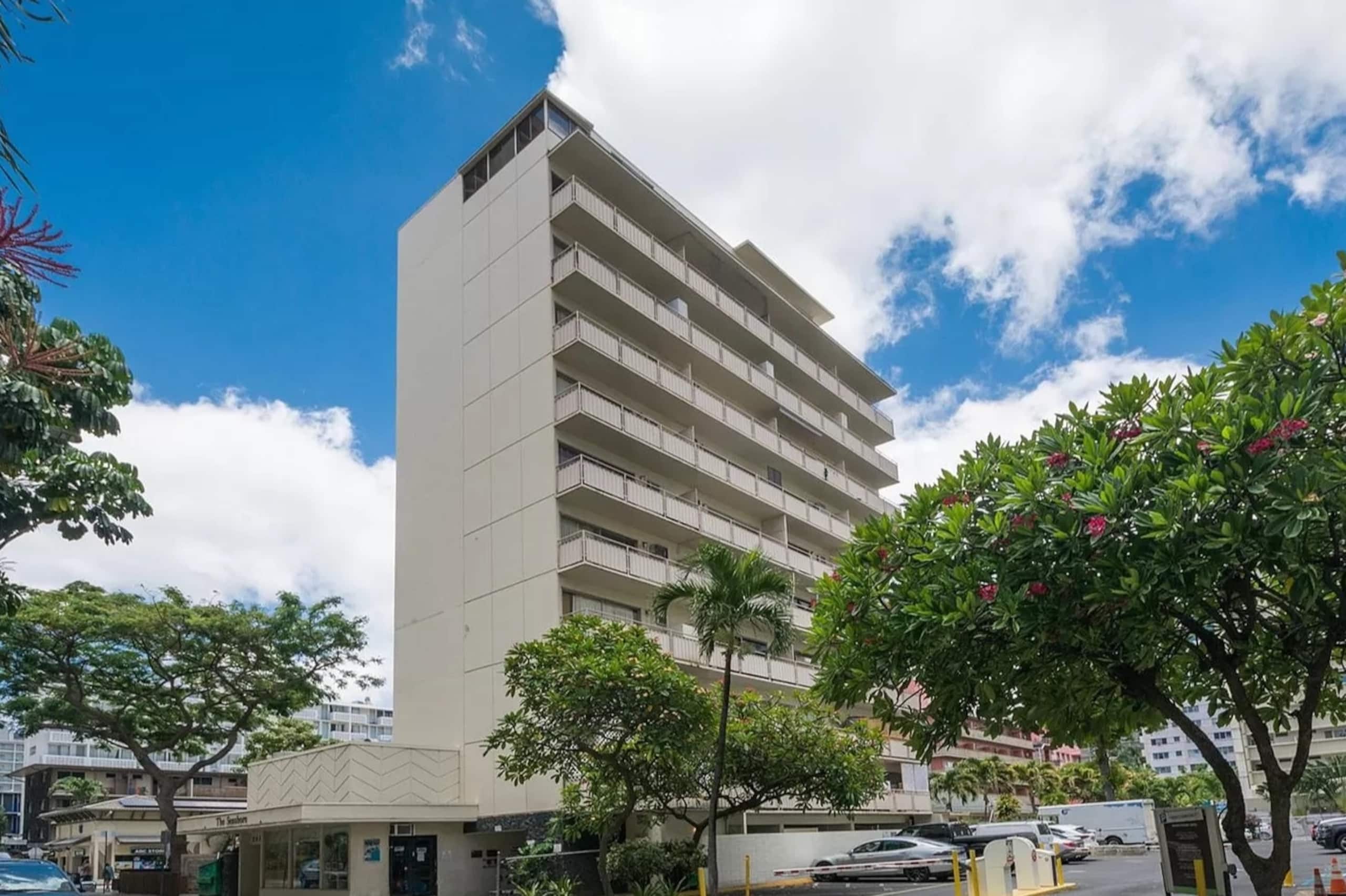 Condo in Honolulu · ★4.98 · 1 bedroom · 1 bed · 1 private bath - Image 25