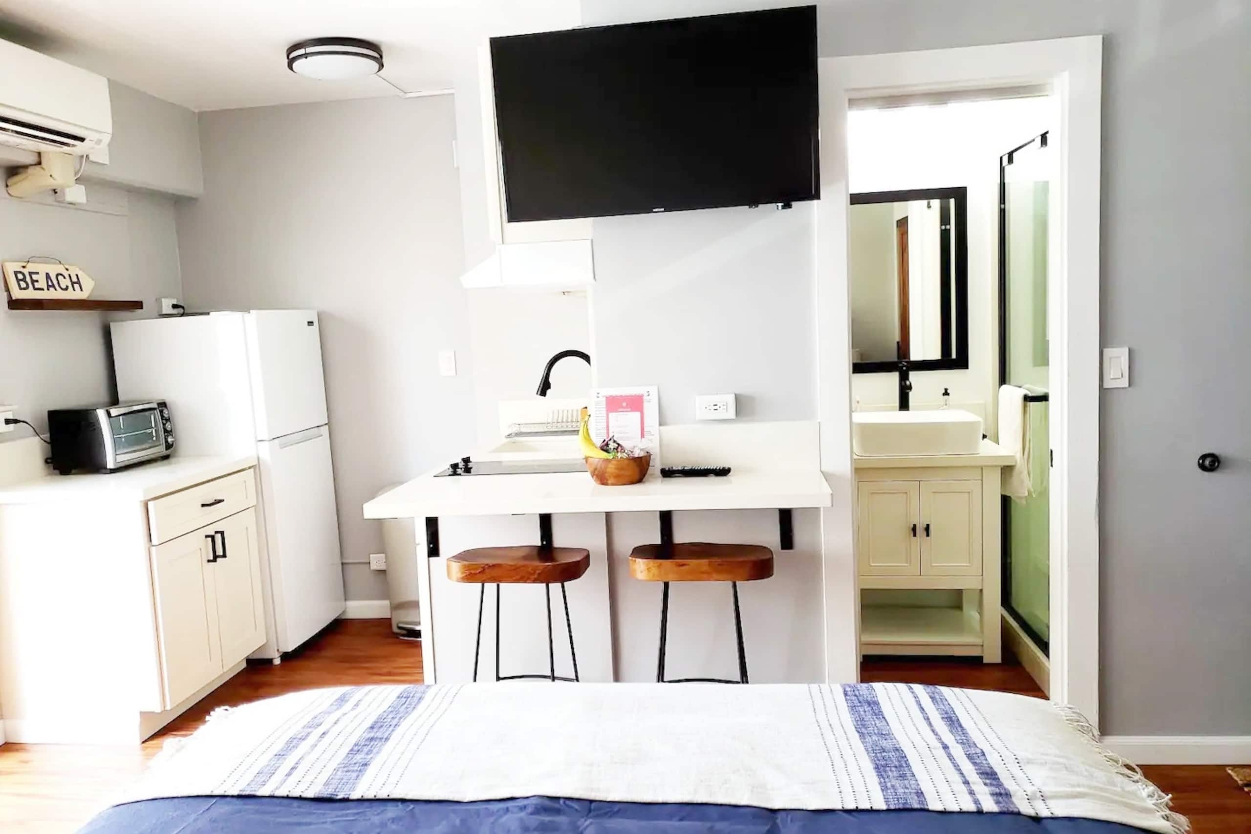 Condo in Honolulu · ★4.98 · 1 bedroom · 1 bed · 1 private bath - Image 12