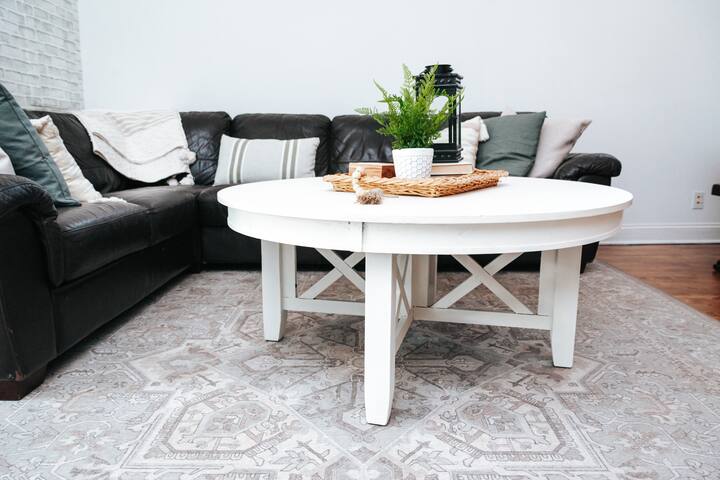 Entire house 1 City block from Wrigley Field! gallery image 4