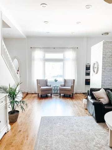 Entire house 1 City block from Wrigley Field!