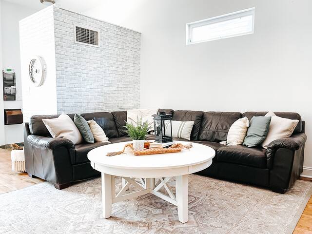 Entire house 1 City block from Wrigley Field! gallery image 3