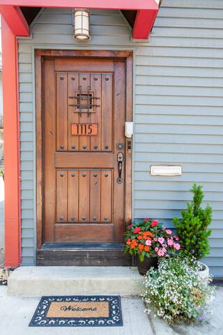 Entire house 1 City block from Wrigley Field! gallery image 2