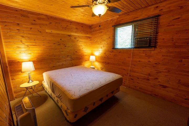 Maestra Queen con paredes de cedro, con aire acondicionado de ventana y purificador de aire. 