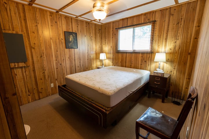 colchón nuevo tamaño queen con funda de colchón de bambú.