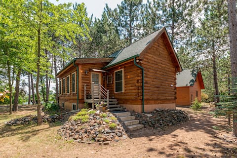 Cozy 2 bedroom cabin on the water - must see!!