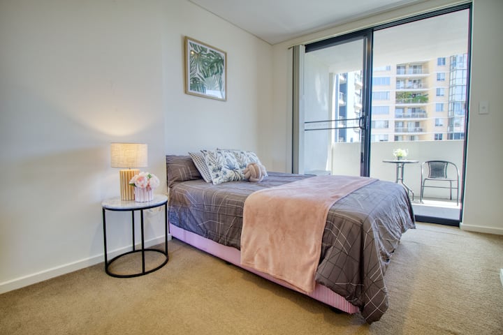3-Br Chic Apt in Parramatta Centre & Free Parking