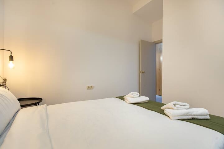 MODERNIST APARTMENT FOR GROUPS IN CITY CENTER gallery image 3