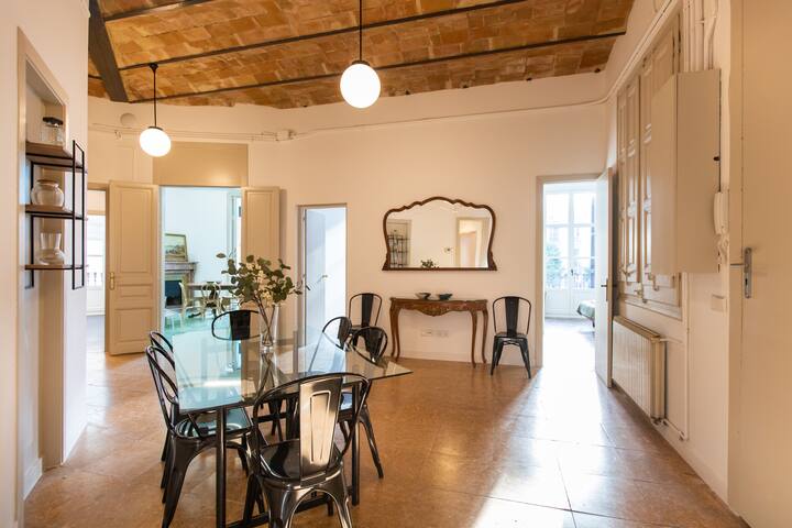 MODERNIST APARTMENT FOR GROUPS IN CITY CENTER gallery image 2