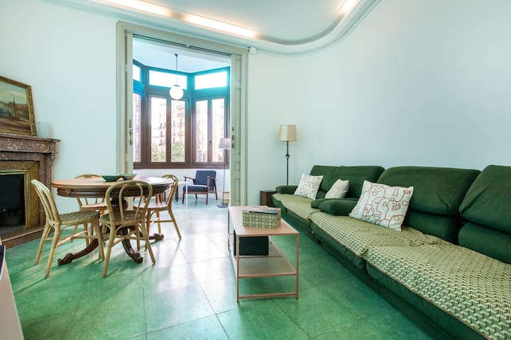 MODERNIST APARTMENT FOR GROUPS IN CITY CENTER