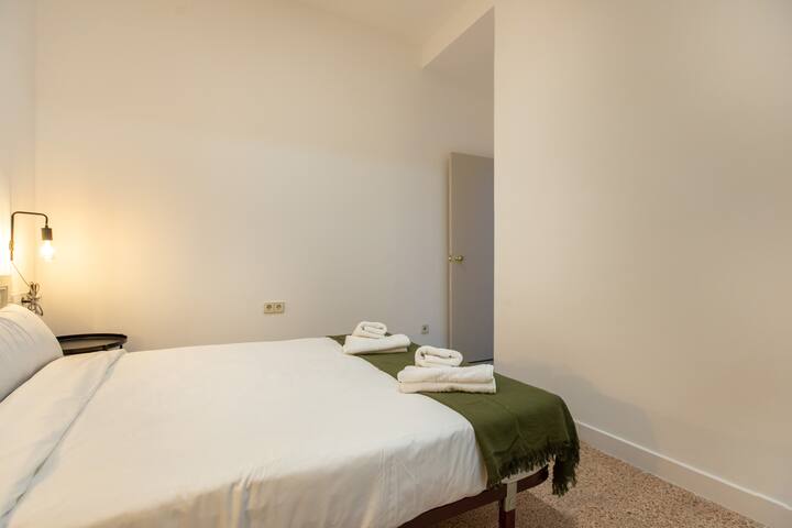 MODERNIST APARTMENT FOR GROUPS IN CITY CENTER gallery image 4