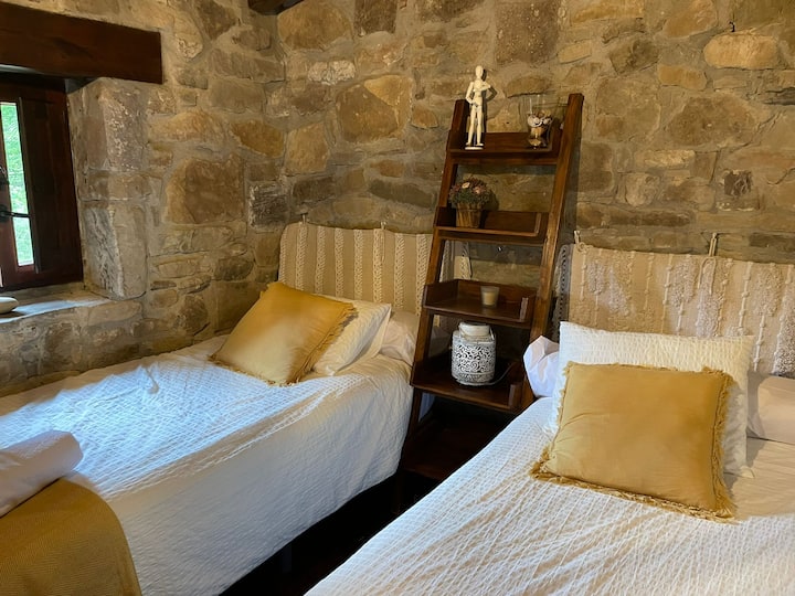 Bedroom No. 2 with 2 single beds