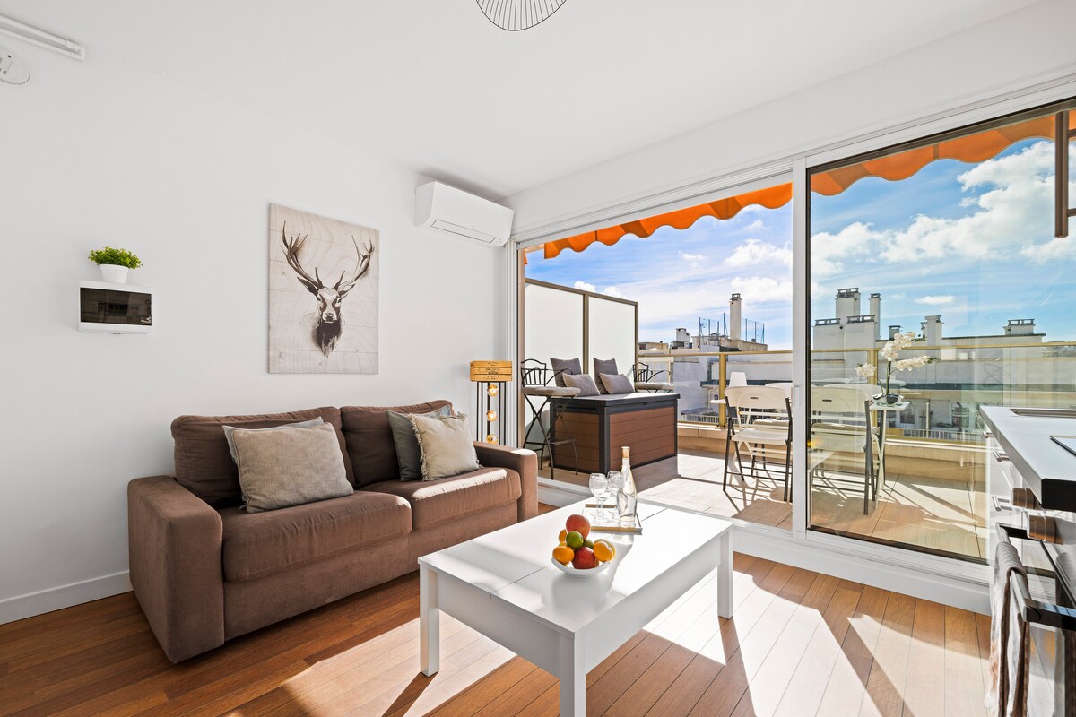 Annonce Airbnb populaire: Beautiful top floor, sea view, beaches, mountains à Antibes