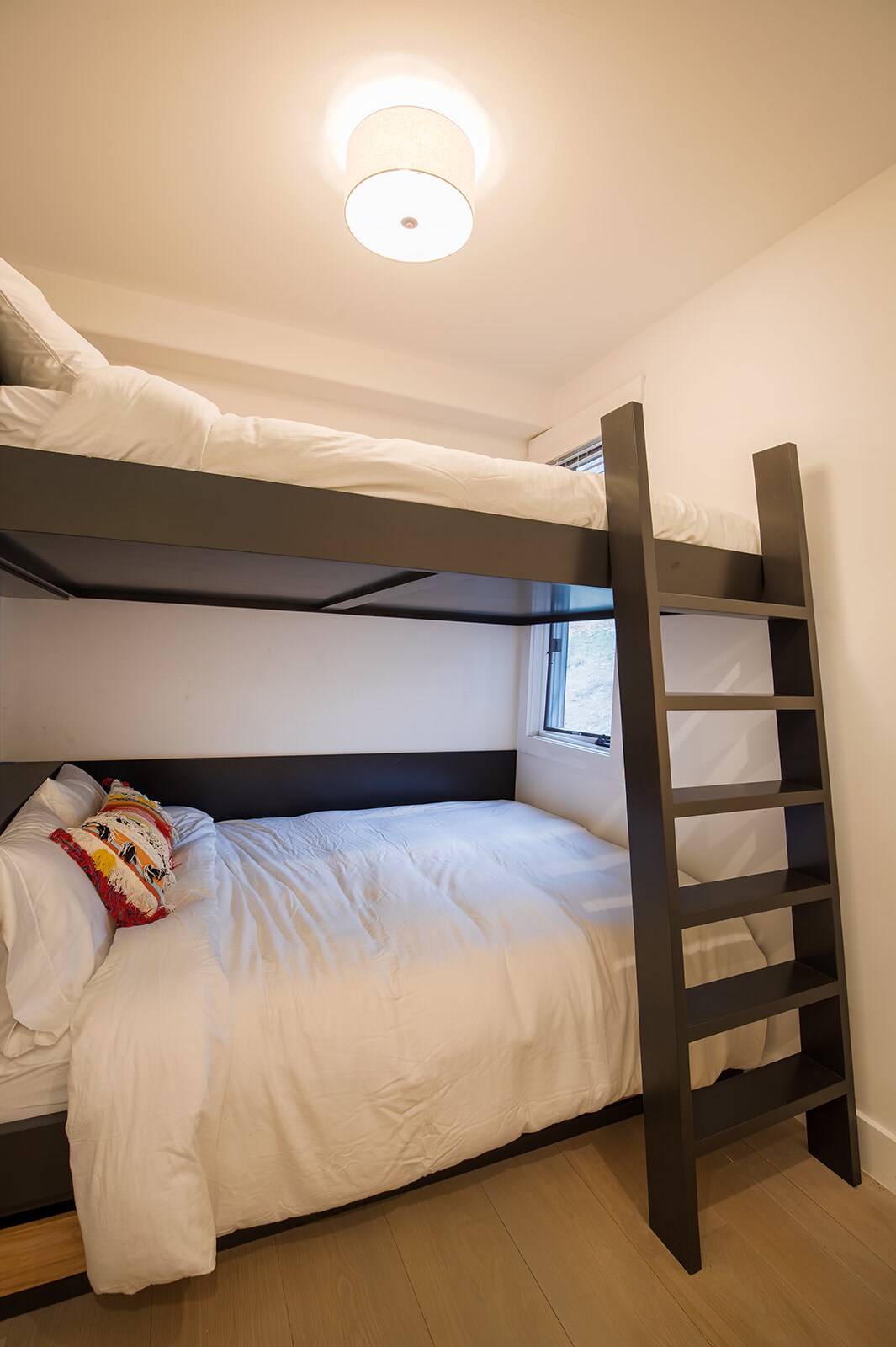 这些不是您童年时代的双层床！标准双人床和高档Tuft和针线床垫！ 