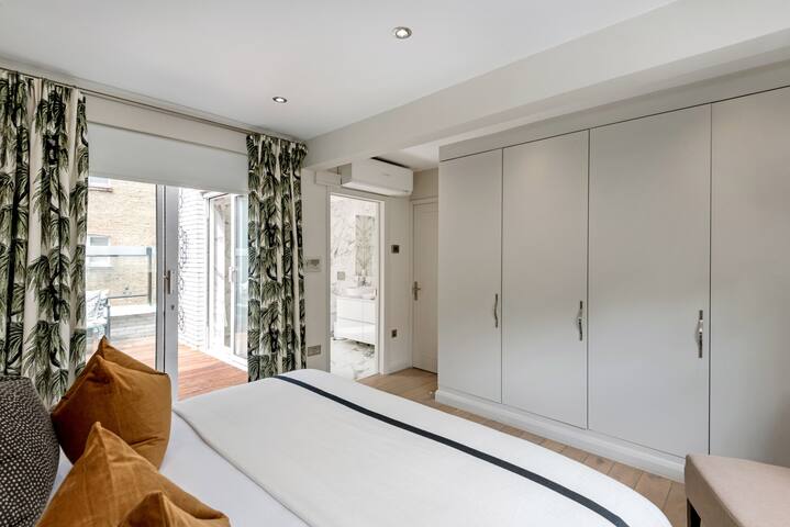 The Buckingham & Lloyds Apartment gallery image 4