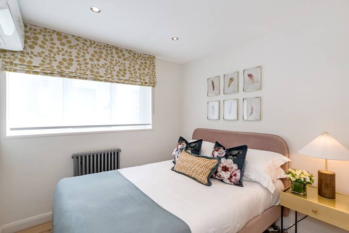 The Buckingham & Lloyds Apartment gallery image 5