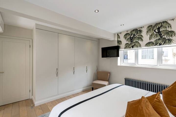 The Buckingham & Lloyds Apartment gallery image 3