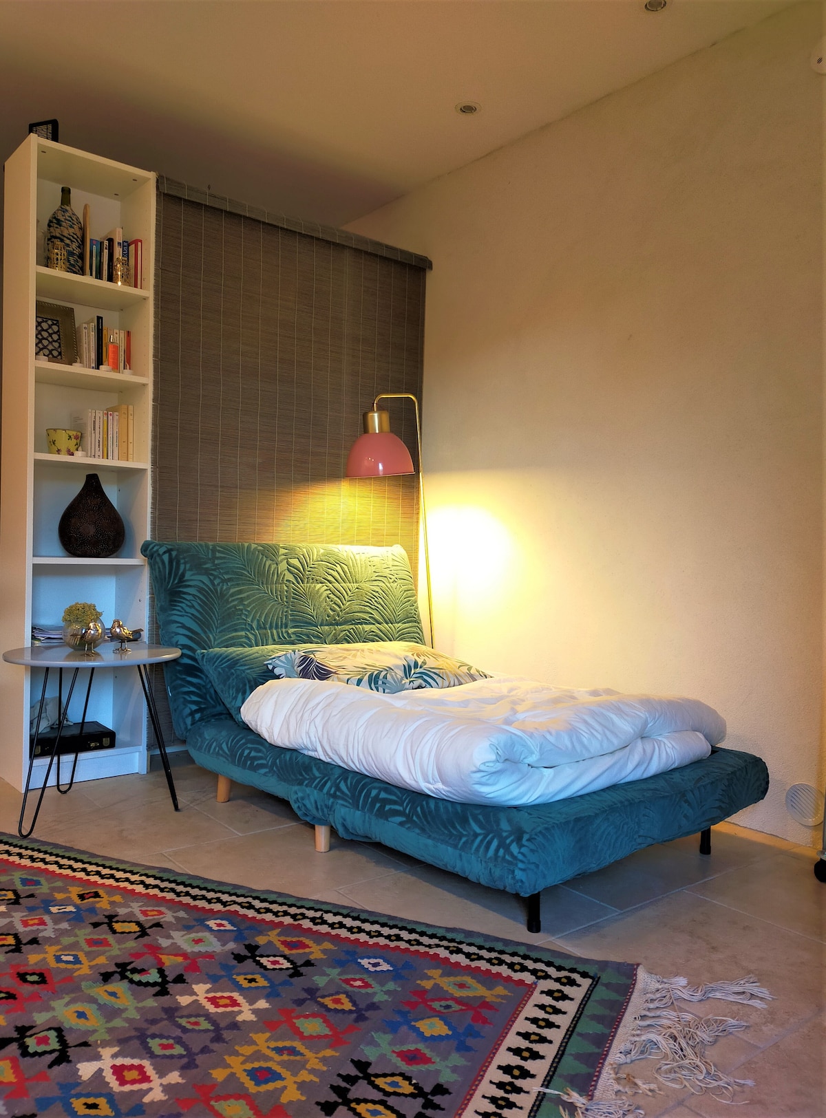 הספה הנפתחת (1.20) נפתחה כדי להירגע, מצוידת במצעון לנוחות או כדי להכיל מבוגר או ילד שלישי. 
מיטת שמשיית BB זמינה ב- +