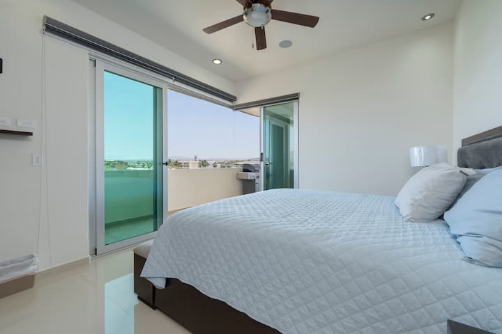 DHOMA KRYESORE E GJUMIT ME KREVAT DOPIO "KING" HAPET NË TARRACË DHE PAMJE NGA MALI
