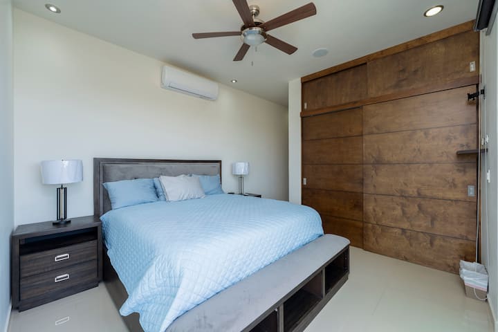 DHOMË GJUMI KRYESORE ME DOLLAP TË PLOTË