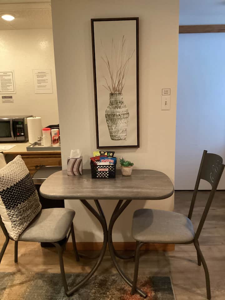 Clean, Convenient Downtown Suite! - North Dakota
