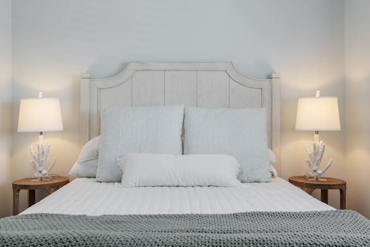 3号卧室配有一张标准双人床和43英寸智能电视。  隐藏在这个壁橱里有一张双人床和一个带床垫的包装和玩耍，供房客使用。 