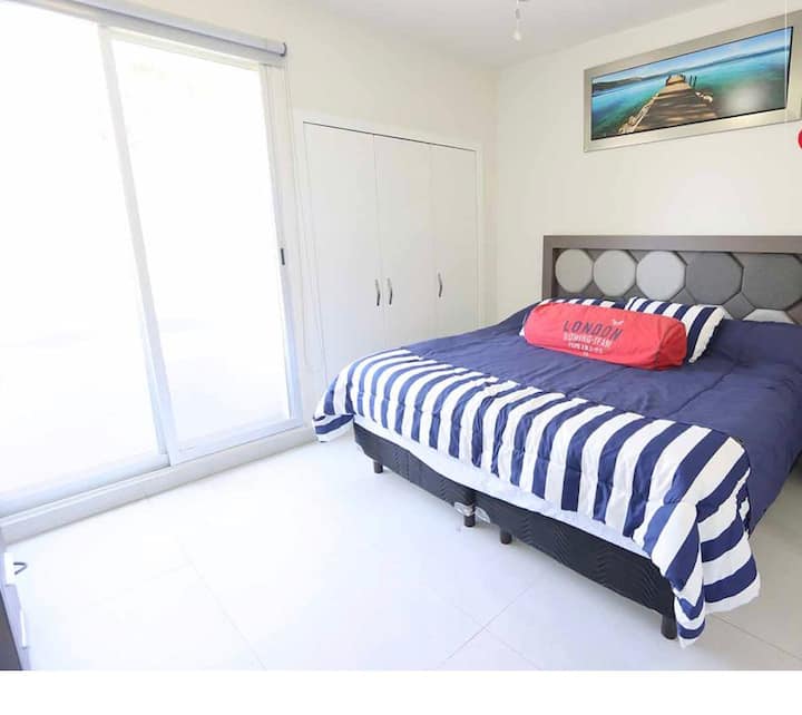 Основната спалня е с изглед към басейна и голф клуба.