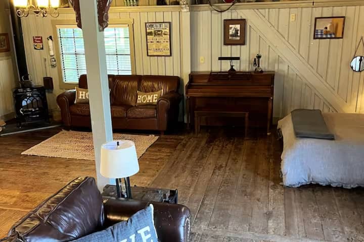 Carriage House大房间有两个座位区，一个带燃木炉。提供木柴。