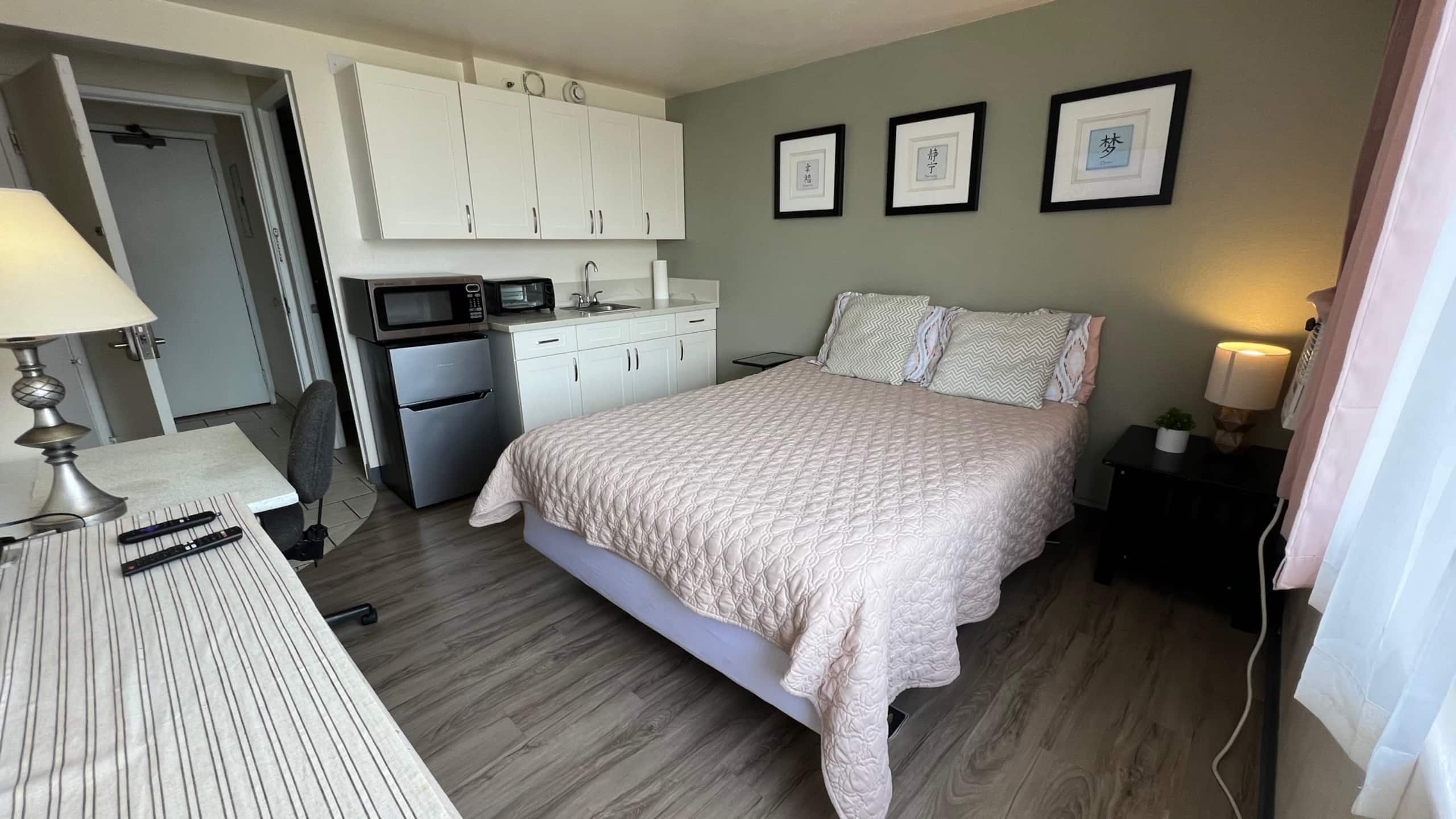 Condo in Honolulu · ★4.79 · Studio · 1 bed · 1 private bath - Image 2