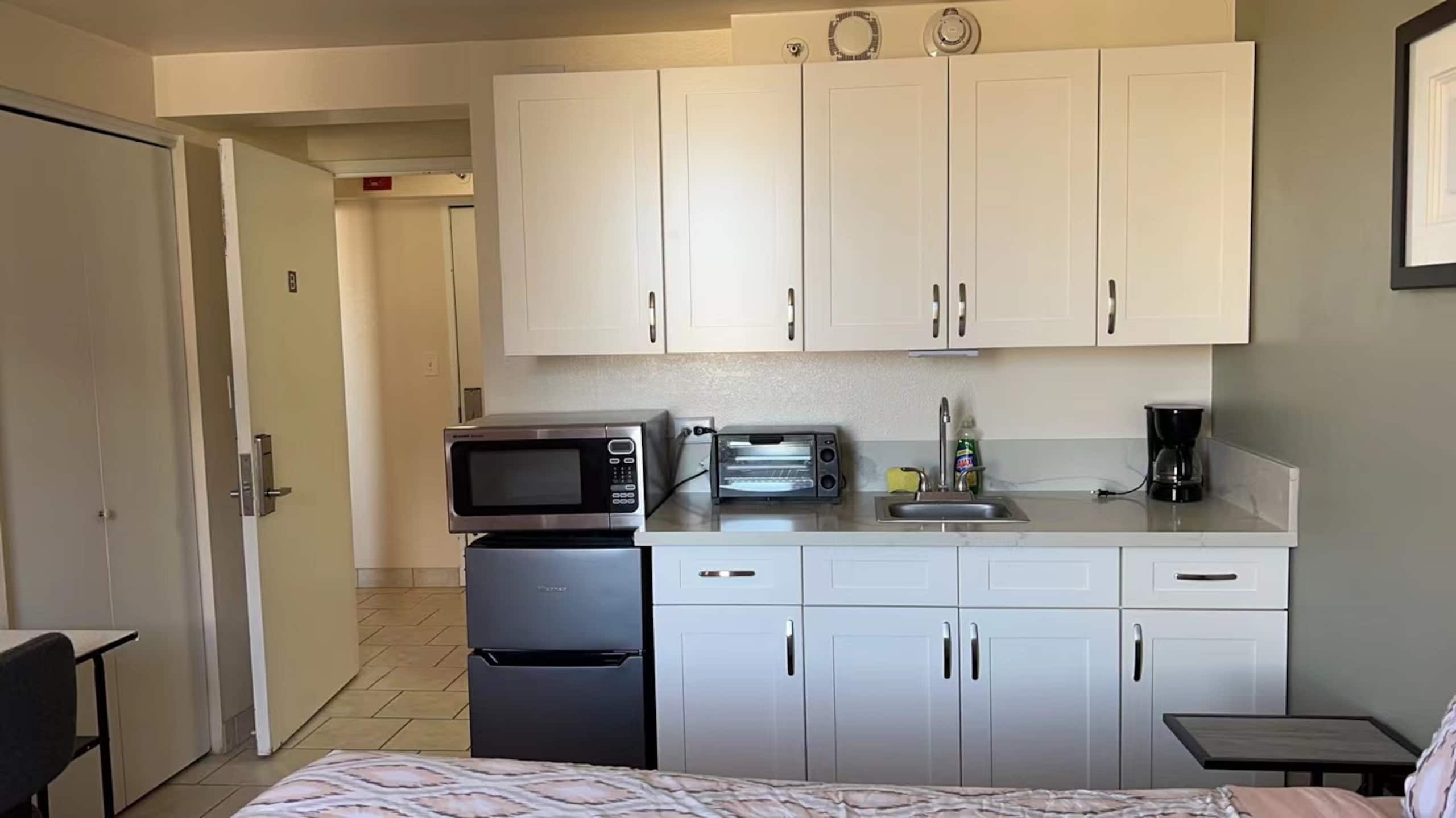 Condo in Honolulu · ★4.79 · Studio · 1 bed · 1 private bath - Image 4