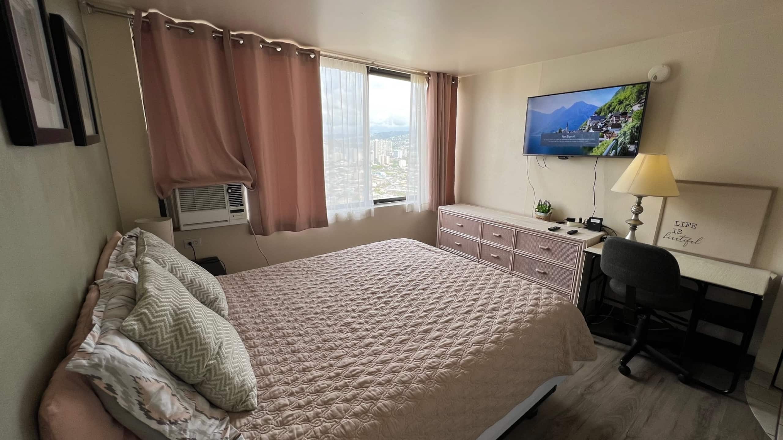 Condo in Honolulu · ★4.79 · Studio · 1 bed · 1 private bath - Image 1