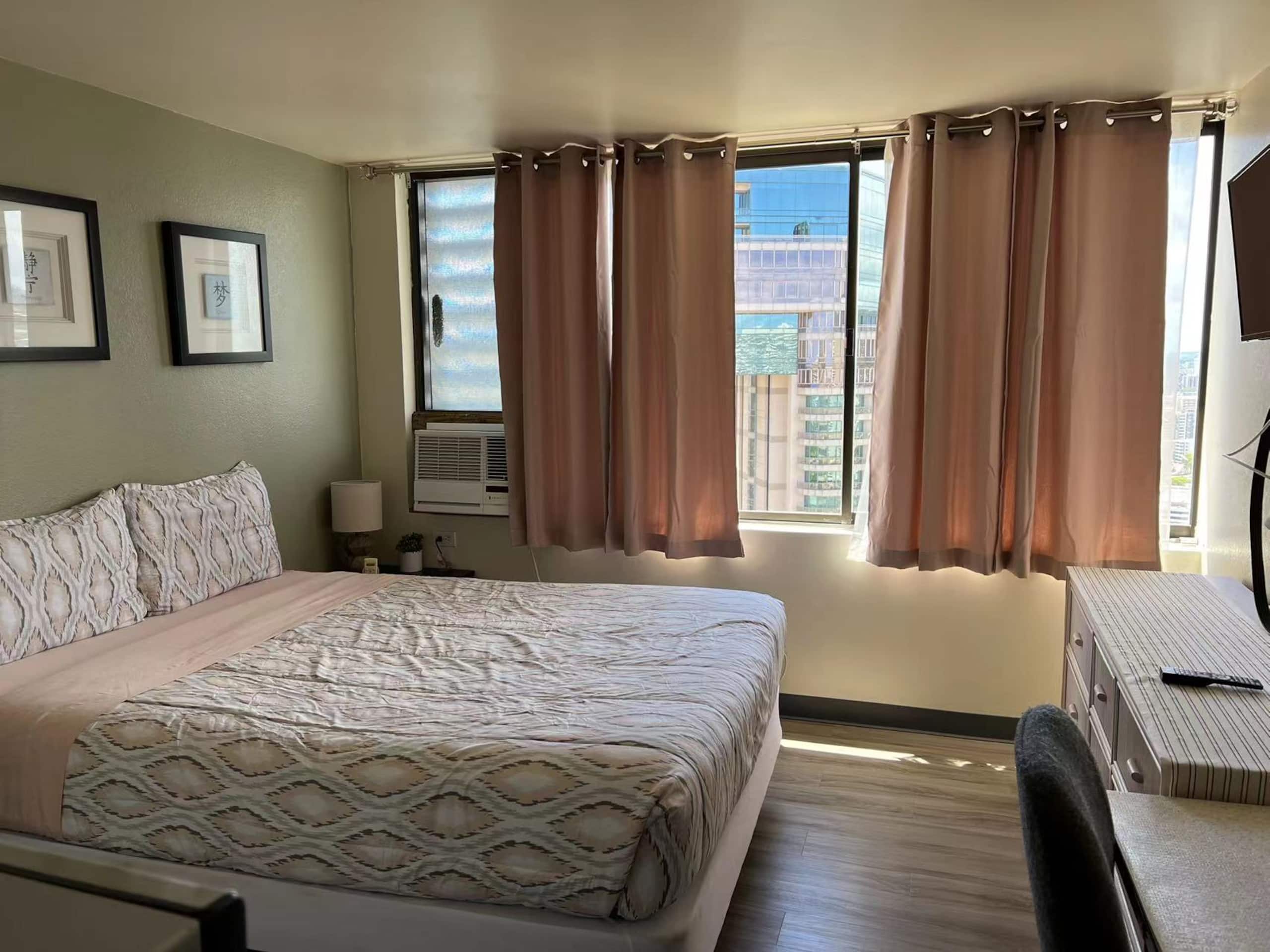 Condo in Honolulu · ★4.79 · Studio · 1 bed · 1 private bath - Image 3