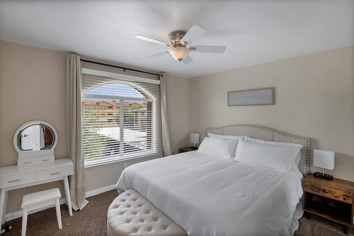 Superhost 5 Star Serv Spacious 1 Bedroom U017 - Las Vegas, NV