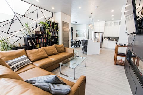 NEW D/T Modern 3 Bed/3Bath House w/ Rooftop View