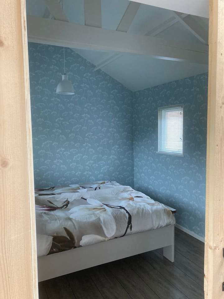 غرفة نوم بسرير كبير