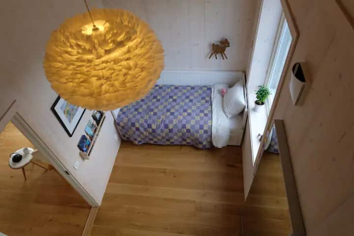 Posteľ v tejto spálni môže byť premenená na dvojlôžkovú posteľ.