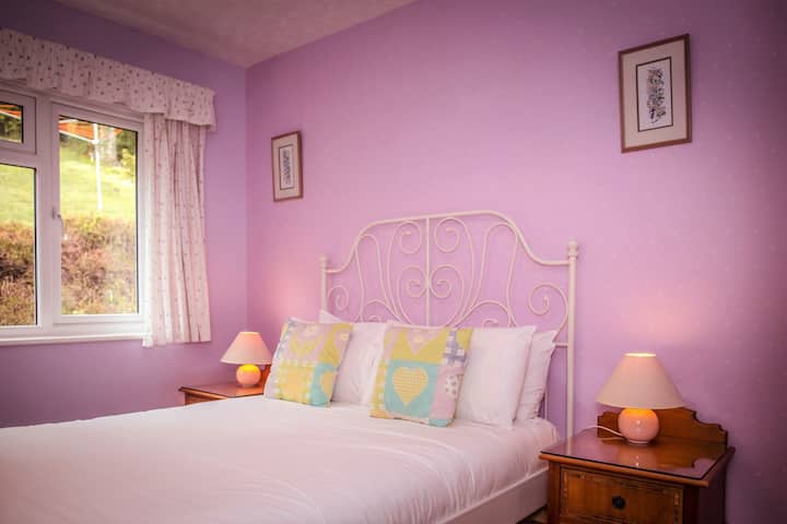 หนึ่งในสามห้องนอนเตียงใหญ่