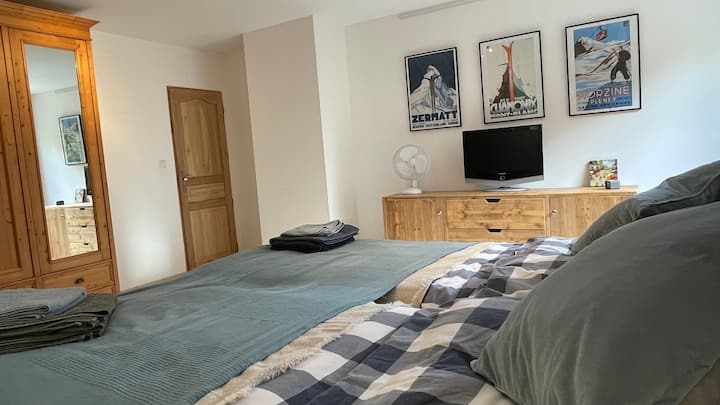 Chambre 4 (étage, 5 personnes) Cette chambre dispose également de deux lits gigognes de 90x200cm. Ces lits ne sont pas illustrés