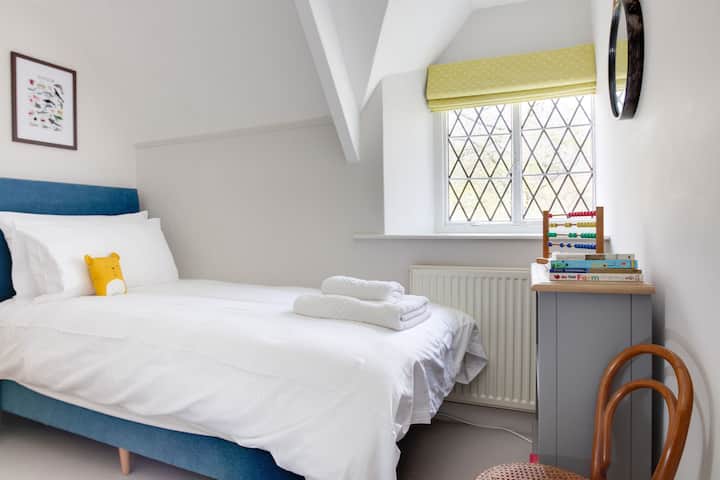 Single room with generous wardrobe storage and beach glimpses.