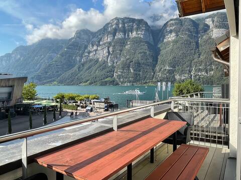 Spacious, luxurious gallery penthouse on the lake