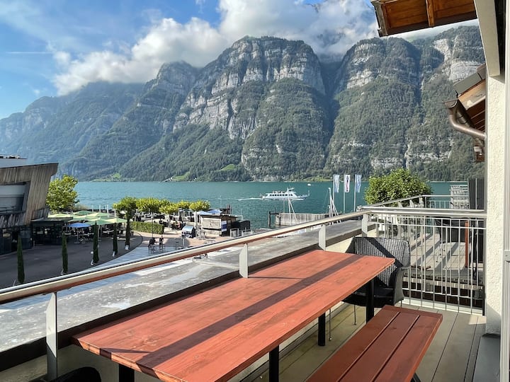 Spacious, luxurious gallery penthouse on the lake