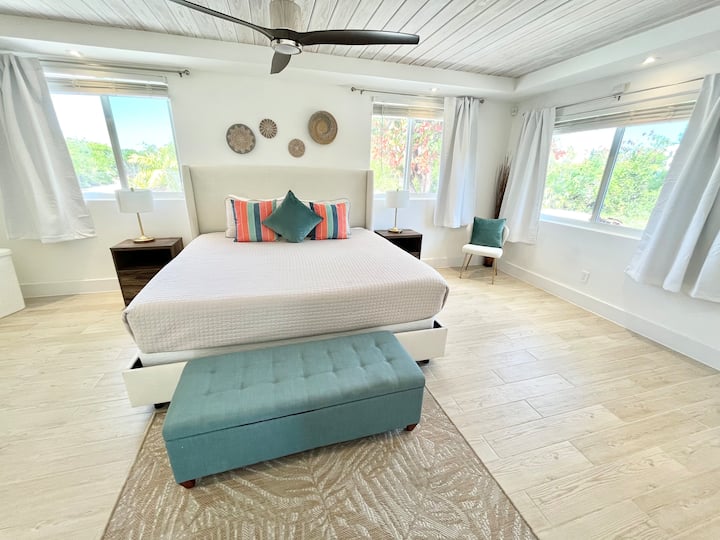 ห้องนอนหลักชั้นล่าง