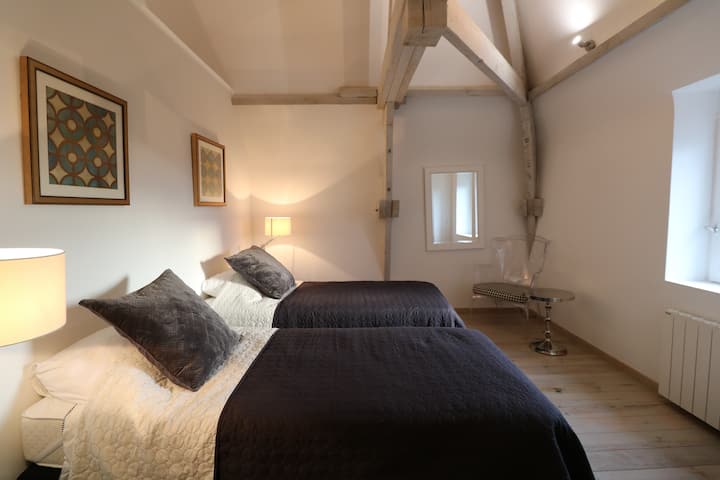 la chambre avec deux lits simples /spálňa s oddelenými posteľami na prvom poschodí