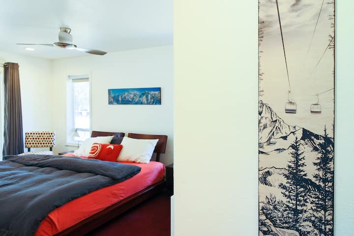 Dhomë gjumi kryesore me krevat dopio "king" dhe derë rrëshqitëse për në verandë