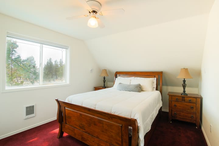 Dhoma e gjumit #2 në katin e sipërm me krevat dopio "queen".