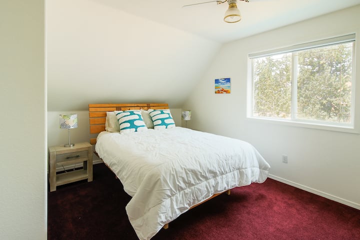 Dhoma e gjumit #1 në katin e sipërm me krevat dopio "queen".