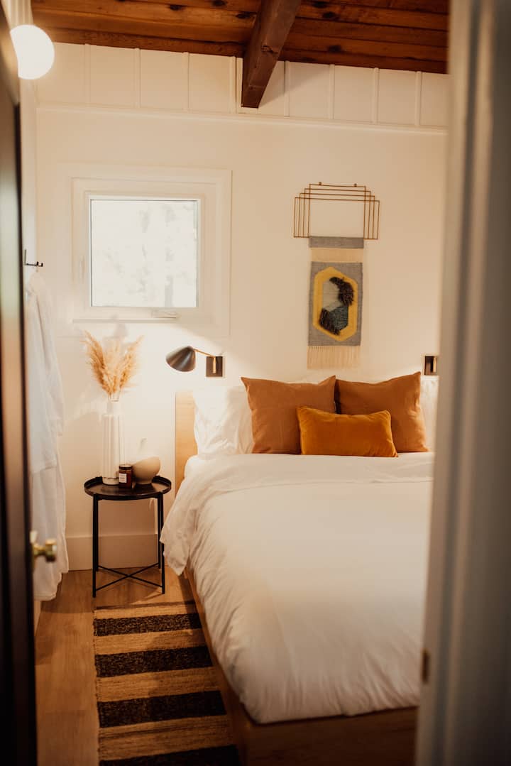 Queen bed, lakeside bedroom